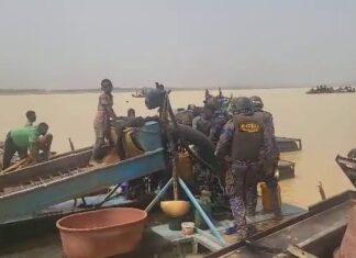 Balandougouba (Mandiana): le procureur met fin au dragage illégal sur le fleuve Sankarani et interpelle plusieurs orpailleurs.